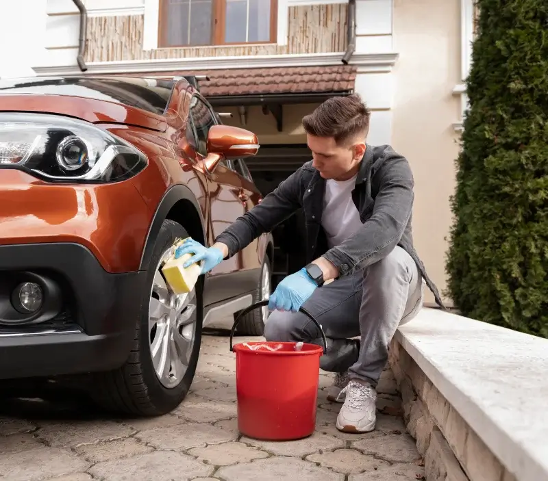 Lavage auto à domicile Bretteville-sur-Odon : professionnel intervenant sur un véhicule
